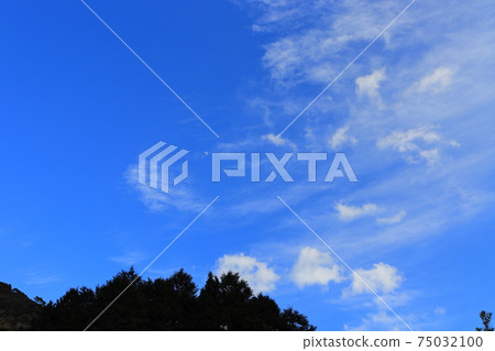 藍天和雲彩和月亮 75032100