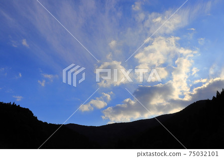  藍天和雲彩 75032101