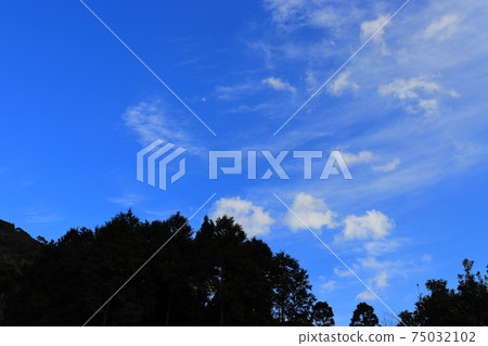 藍天和雲彩和月亮 75032102