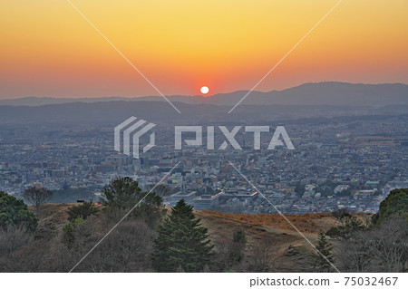 [Overlooking the city of Nara from Mt. Wakakusa (sunset)] Shibatsuji-cho, Nara City, Nara Prefecture 75032467