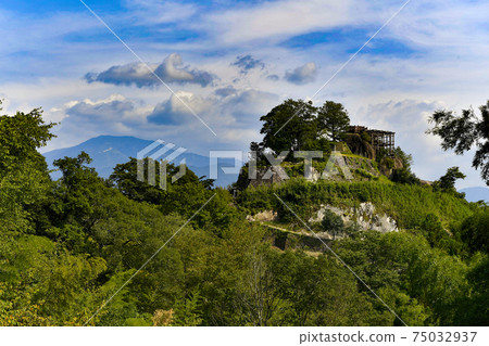 Mountains and castle ruins 75032937