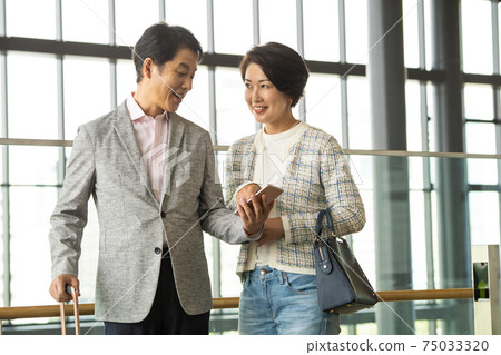 Middle couple travel image Middle couple travel image 75033320