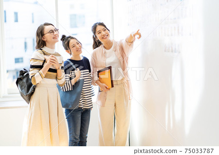 女大學生看著大學校園的公告欄拍攝合作：中央工業大學附屬的日語學校 75033787