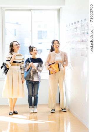 女大學生看著大學校園的公告欄拍攝合作：中央工業大學附屬的日語學校 75033790