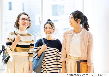 大學女大學生校園攝影合作：中央技術學校附屬日本語學校 75033793