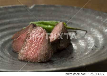 Japanese black beef thigh steak 75034417