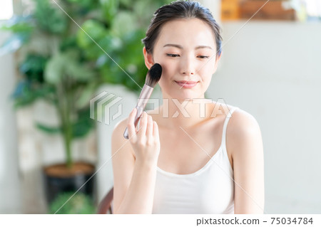 Makeup for women in their 20s 75034784