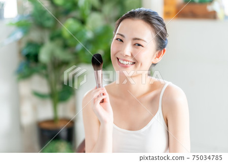 20多歲的女性化妝 75034785