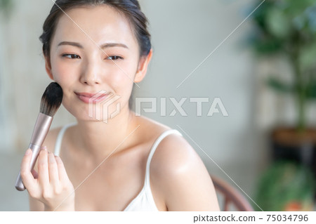 20多歲的女性化妝 75034796