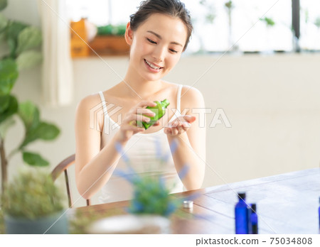 20多歲女性的基本化妝品 75034808