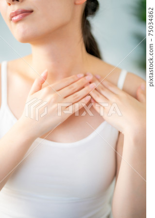 20s décolletage 75034862