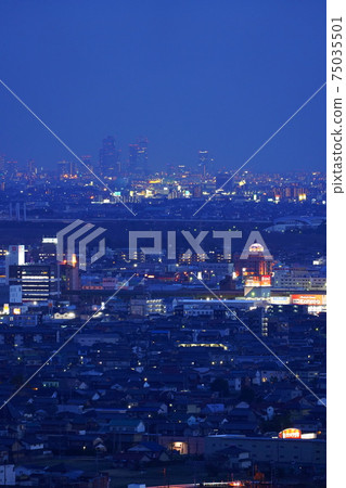 從金華山行車道名古屋站前的摩天大樓的夜景 75035501