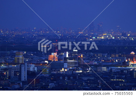 從金華山行車道名古屋站前的摩天大樓的夜景 從金華山行車道名古屋站前的摩天大樓的夜景 75035503