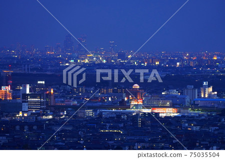 從金華山行車道名古屋站前的摩天大樓的夜景 從金華山行車道名古屋站前的摩天大樓的夜景 75035504