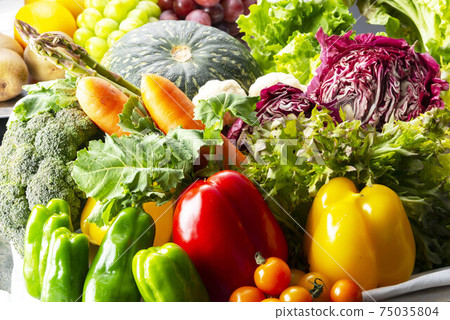 A collection of fresh and delicious vegetables 75035804