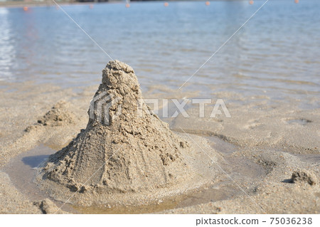 在沙灘上玩1 在沙灘上玩1 75036238