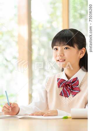 初中女孩在家學習 75036260