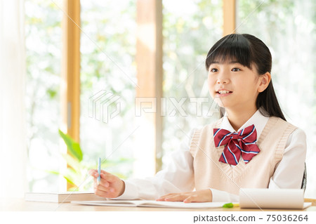 初中女孩在家學習 75036264