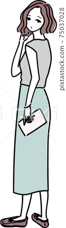 Bob-haired woman looking back 75037028