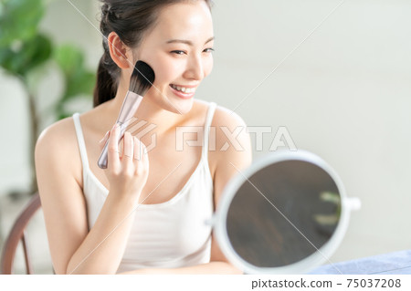 20多歲的女性化妝 75037208