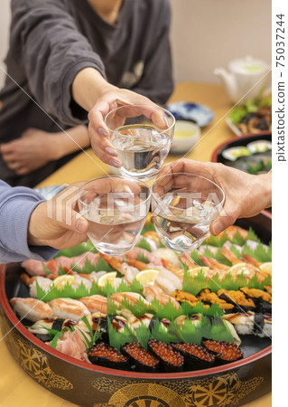 與家人一起敬酒 與家人一起敬酒 75037244