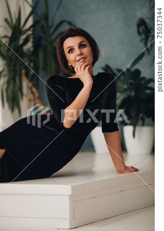 Portait of cheerful caucasian lady smiles, picture 75037344