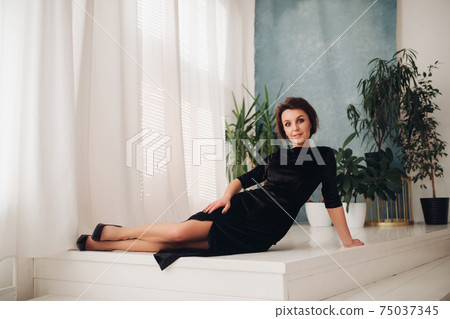 Portait of cheerful caucasian lady smiles, picture 75037345