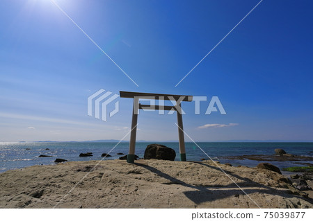 鳥居建在石灘上 鳥居建在石灘上 75039877