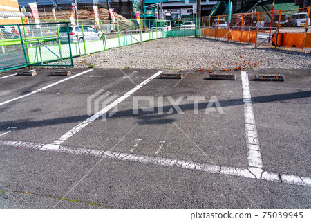 封閉的拉麵店和停車場 封閉的拉麵店和停車場 75039945