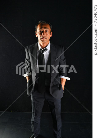 A man who rolled up a Japanese suit 75040475