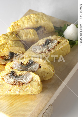 拍攝的熱鰻魚捲在白色背景上的壽司木served上送達 拍攝的熱鰻魚捲在白色背景上的壽司木served上送達 75040605