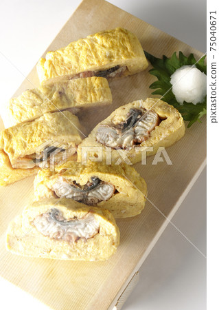 拍攝的熱鰻魚捲在白色背景上的壽司木served上送達(頂視圖) 拍攝的熱鰻魚捲在白色背景上的壽司木served上送達(頂視圖) 75040671