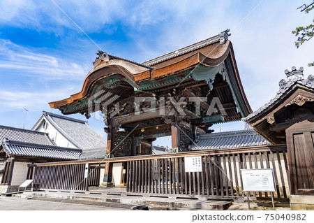Isshinden, Tsu City, Mie Prefecture, a magnificent Karamon gate at Takada Motoyama Senshuji Temple Isshinden, Tsu City, Mie Prefecture, a magnificent Karamon gate at Takada Motoyama Senshuji Temple 75040982