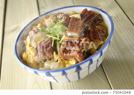 A hot eel bowl with eel kabayaki bound with eggs 75041049