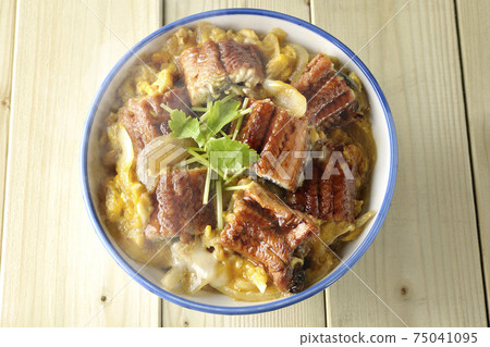 Hot eel bowl with eel kabayaki bound with eggs (overhead view) 75041095