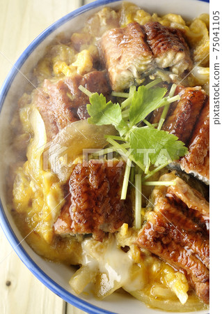 Hot eel bowl with eel kabayaki bound with eggs (overhead view) 75041105