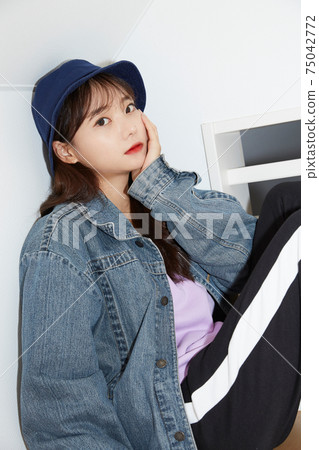 年輕女子街頭時尚肖像 75042772