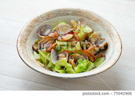 Steamed spring cabbage and clams, served with red pepper. Steamed spring cabbage and clams, served with red pepper. 75042906