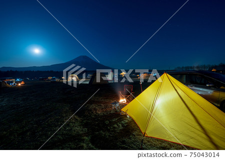 從露營地看到的月夜富士山 75043014