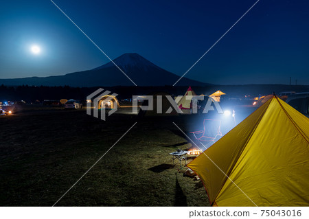 從露營地看到的月夜富士山 從露營地看到的月夜富士山 75043016