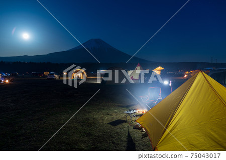從露營地看到的月夜富士山 從露營地看到的月夜富士山 75043017