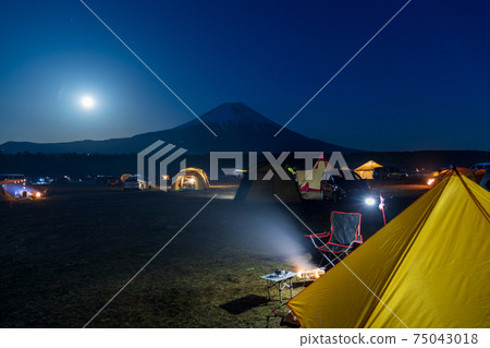 從露營地看到的月夜富士山 從露營地看到的月夜富士山 75043018