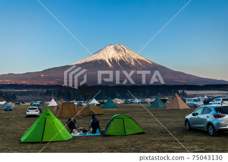 富士山染上了從汽車營地看到的夕陽 75043130
