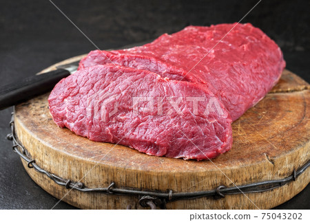 angus roast beef with herbs  75043202