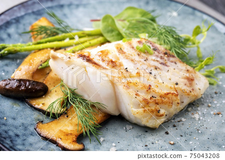 Fried cod fish filet with green asparagus and mushrooms  75043208