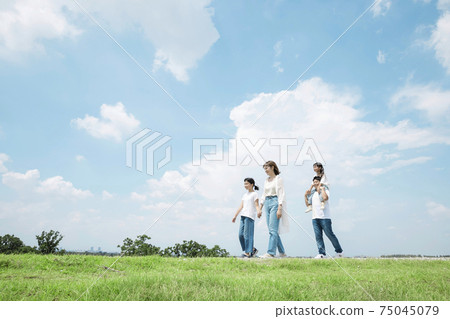 家庭和朋友一起散步家庭父母和孩子 75045079