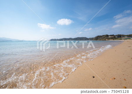 to島海灘，晴朗的大海和天空的照片 75045128