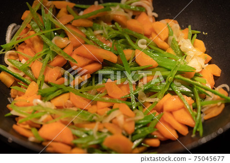 Preparing Recipe Sesame beef wok, minced summer vegetables Preparing Recipe Sesame beef wok, minced summer vegetables 75045677