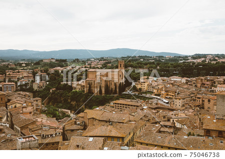 Panoramic view of Siena city with historic buildings and streets 75046738
