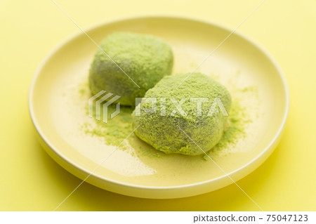 Japanese confectionery Uguisu mochi Japanese confectionery Uguisu mochi 75047123